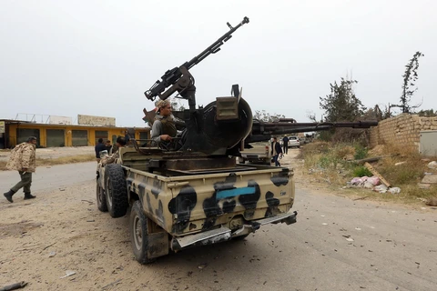 Các lực lượng trung thành với Chính phủ đoàn kết dân tộc Libya (GNA) trong cuộc đụng độ với các tay súng ủng hộ Tướng Khalifa Haftar ngày 21/3. (Ảnh: AFP/TTXVN)