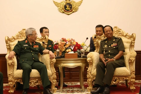 Phó Thủ tướng, Bộ trưởng Bộ Quốc phòng Campuchia Samdech Tea Banh (phải) tiếp đoàn. (Ảnh: P/v CQTT TTXVN tại Campuchia)