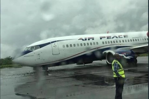 Máy bay bị rơi bánh sau khi hạ cánh. (Nguồn: pmnewsnigeria)