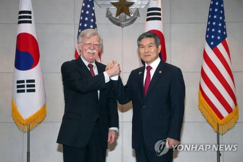 Cố vấn An ninh quốc gia Mỹ John Bolton và Bộ trưởng Quốc phòng Hàn Quốc Jeong Kyeong-doo. (Nguồn: Yonhap)