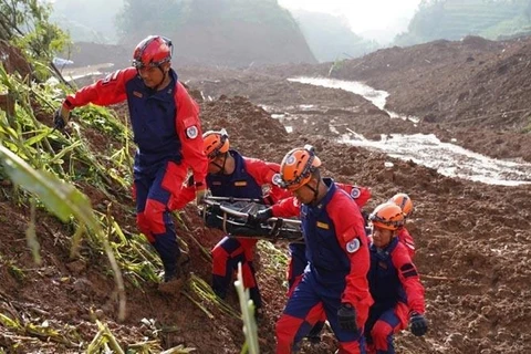 Lực lượng cứu hộ tại nơi xảy ra vụ sạt lở đất ở Quý Châu. (Nguồn: sixthtone.com)