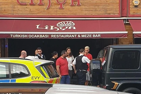 Mesut Oezil và đồng đội bị cướp có dao tấn công giữa ban ngày