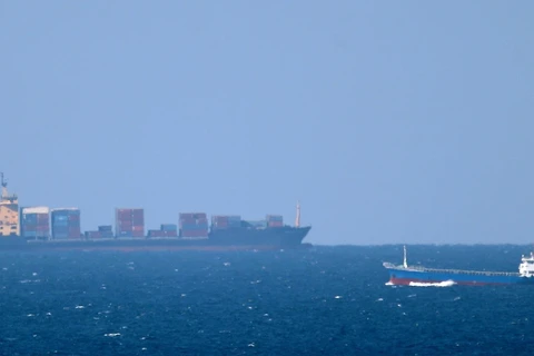 Tàu chở hàng tiến về Eo biển Hormuz ở ngoài khơi bờ biển Khasab, Oman. (Ảnh: AFP/TTXVN)