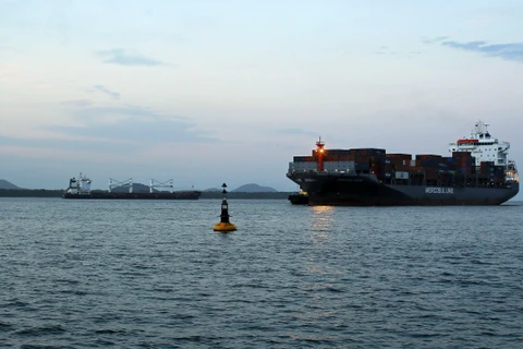 Tàu hàng Bavand (trái) của Iran neo tại cảng Paranagua, Brazil, ngày 19/7. (Ảnh: AFP/TTXVN)