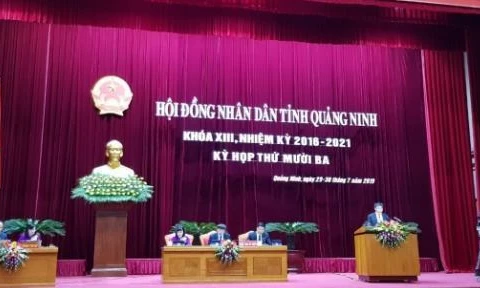 Máy tính bảng được dùng thay giấy tờ tại cuộc họp HĐND tỉnh Quảng Ninh