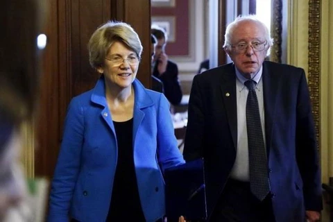 Thượng nghị sỹ Elizabeth Warren (trái) và Thượng nghị sỹ Bernie Sanders. (Nguồn: AP)