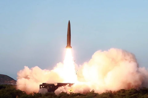 Một tên lửa dẫn đường chiến thuật mới được Triều Tiên phóng thử gần thị trấn ven biển phía Đông Wonsan được đăng hôm 26/7. (Ảnh: AFP/TTXVN)