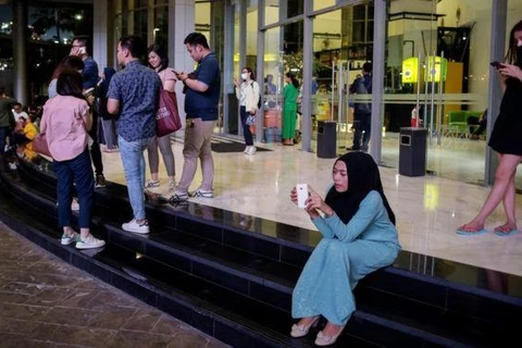 Người dân Indonesia ra khỏi nhà sau trận động đất. (Nguồn: EPA)
