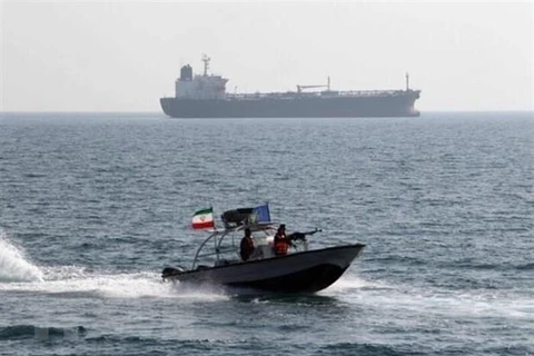 Tàu tuần tra của Iran tại eo biển Hormuz. (Nguồn: IRNA/TTXVN)