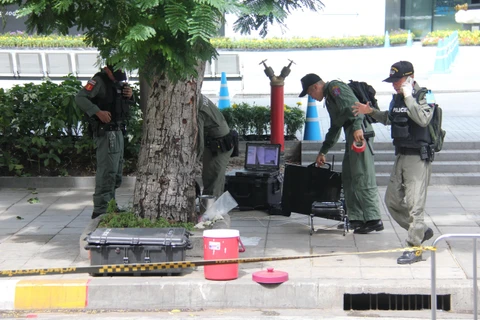 Cảnh sát Thái Lan điều tra tại hiện trường một vụ nổ gần nhà ga BTS Chong Nonsi ở Bangkok ngày 2/8. (Ảnh: THX/TTXVN)
