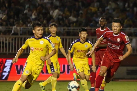 Thành phố Hồ Chí Minh (áo đỏ) mất ngôi đầu vào tay Hà Nội FC. (Nguồn: clbbongdatphcm)