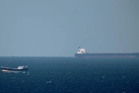 Một tàu chở dầu hướng tới Eo biển Hormuz ở ngoài khơi thành phố cảng Khasab, miền Bắc Oman. (Ảnh: AFP/TTXVN)
