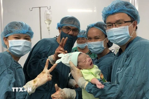 Hai mẹ con sản phụ được cứu sống hiện đang điều trị tại Bệnh viện Đa khoa tỉnh Quảng Trị. (Ảnh: Thanh Thủy/TTXVN)