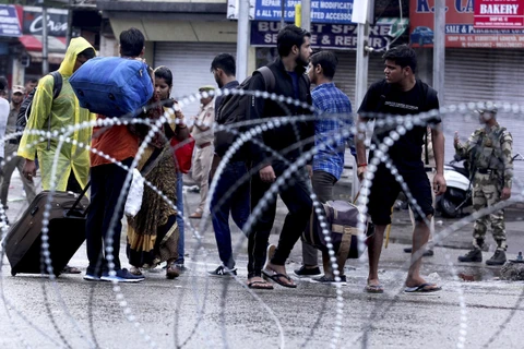 Người dân trên đường phố tại Jammu, ngày 5/8. (Ảnh: AFP/TTXVN)