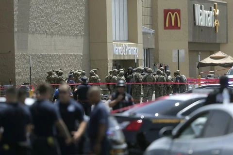Hiện trường vụ xả súng tại cửa hàng Cielo Vista Walmart ở El Paso, bang Texas, Mỹ, ngày 3/8. (Ảnh: AP/TTXVN)