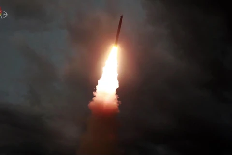 Hệ thống tên lửa dẫn đường phóng loạt cỡ lớn mới phát triển được Triều Tiên thử nghiệm ngày 31/7/. (Ảnh: Yonhap/TTXVN)