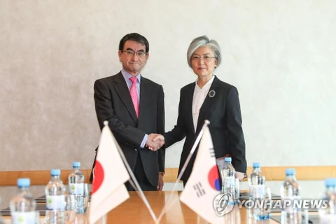 Ngoại trưởng Hàn Quốc Kang Kyung-wha và người đồng cấp Nhật Bản Taro Kono trong cuộc gặp gần đây. (Nguồn: Yonhap)