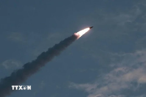 Một tên lửa được Triều Tiên phóng thử gần thị trấn ven biển phía Đông Wonsan ngày 25/7. (Ảnh: Yonhap/TTXVN)