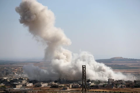 Khói bốc lên sau một cuộc không kích ở tỉnh Idlib, Syria ngày 19/7. (Ảnh: AFP/TTXVN)