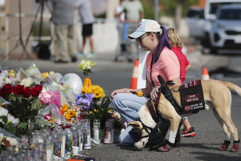 Người dân tưởng niệm các nạn nhân vụ xả súng ở El Paso, bang Texas, Mỹ ngày 5/8. (Ảnh: THX/TTXVN)
