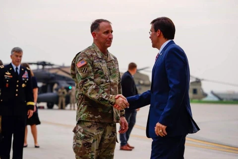 Bộ trưởng Quốc phòng Mỹ Mark Esper (phải) tại căn cứ không quân Osan tại Pyeongtaek, Hàn Quốc. (Nguồn: Yonhap)