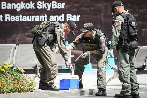 Lực lượng rà phá bom được triển khai tới hiện trường vụ nổ ở Bangkok, Thái Lan, ngày 2/8. (Ảnh: AFP/TTXVN)