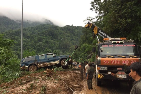 Sạt lở đất đá đã đẩy một số phương tiện đang lưu thông trên đèo Bảo Lộc, đoạn qua xã Đạ Lào bị trượt suống vực. (Ảnh: Đặng Tuấn/TTXVN)