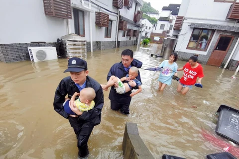 Sơ tán người dân sau khi bão Lekima đổ bộ vào Trung Quốc. (Nguồn: scmp.com)