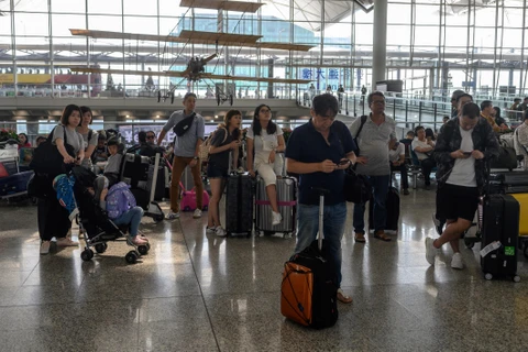 Hành khách tại sân bay quốc tế Hong Kong, Trung Quốc, ngày 13/8/2019. (Nguồn: AFP/TTXVN)