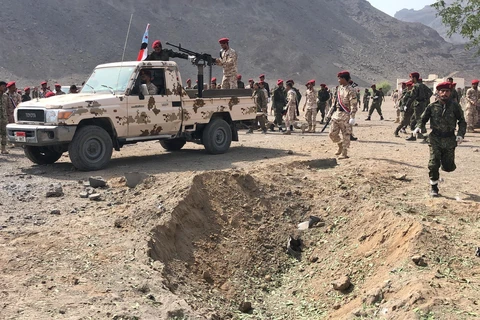 Lực lượng an ninh được triển khai tại hiện trường vụ tấn công ở thành phố Aden, Yemen. (Ảnh: AFP/TTXVN)