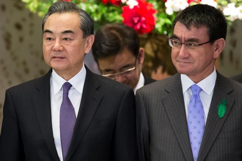 Ngoại trưởng Nhật Bản Taro Kono (trái) và người đồng cấp Vương Nghị sắp hội đàm 3 bên với Ngoại trưởng Kang Kyung-wha. (Nguồn: Reuters)