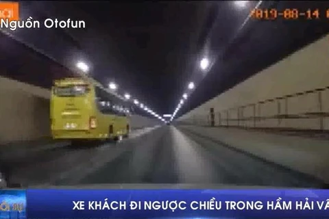 [Video] Hãi hùng xe khách đi ngược chiều trong hầm Hải Vân