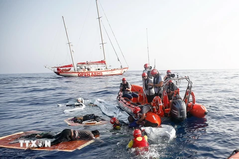 Tàu cứu hộ Open Arms cứu người di cư sau khi tàu của họ bị đắm trên Địa Trung Hải. (Ảnh: AFP/TTXVN)