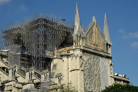 Nhà thờ Đức Bà Paris đang trong quá trình sửa chữa sau vụ hỏa hoạn. (Ảnh: AFP/TTXVN)
