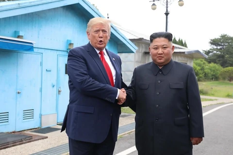 Tổng thống Mỹ Donald Trump (trái) và nhà lãnh đạo Triều Tiên Kim Jong-un tại cuộc gặp ở DMZ ngày 30/6.( Ảnh: THX/TTXVN)