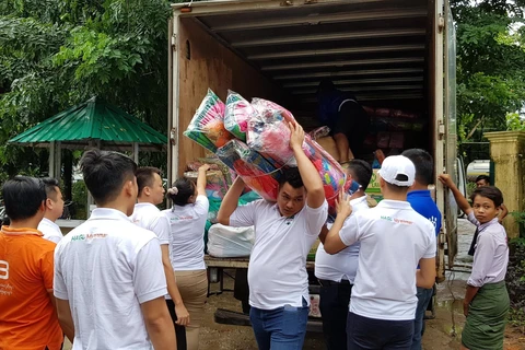 Đoàn cứu trợ Việt Nam tại bang Mon (Myanmar) chuyển hàng cứu trợ. (Ảnh: TTXVN phát)