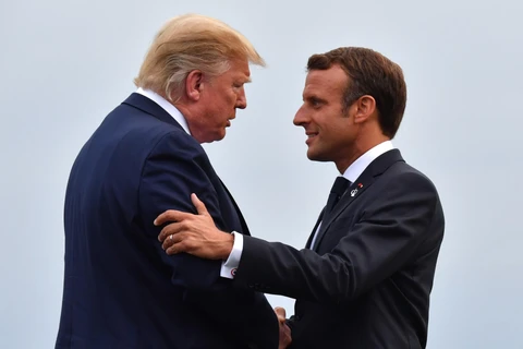 Tổng thống Pháp Emmanuel Macron (phải) và Tổng thống Mỹ Donald Trump trong cuộc gặp bên lề Hội nghị thượng đỉnh G7. (Ảnh: AFP/TTXVN)