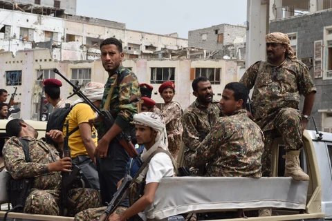 Các tay súng thuộc nhóm vũ trang Hội đồng Chuyển tiếp miền Nam (STC) gác tại một khu vực ở Aden, Yemen. (Ảnh: THX/TTXVN)
