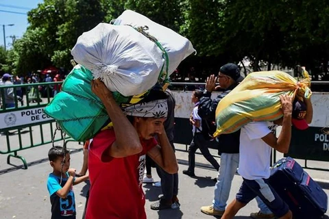 Người dân Venezuela tại cửa khẩu biên giới với Colombia. (Ảnh: AFP/TTXVN)