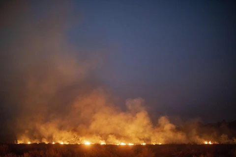 Khói lửa bốc lên ngùn ngụt từ đám cháy rừng Amazon tại Nova Santa Helena, bang Mato Grosso, Brazil. (Ảnh: AFP/TTXVN)