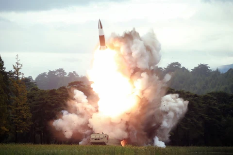 Một vụ thử vũ khí mới được cho là tên lửa đạn đạo tầm ngắn của Triều Tiên. (Ảnh: AFP/TTXVN)