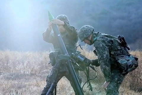 Binh sỹ Hàn Quốc bắn thử súng cối cỡ nòng 81mm. (Nguồn:Kênh Quân sự Hàn Quốc)