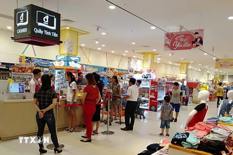 Người dân đến mua sắm tại siêu thị Aeon Mall Bình Dương. (Ảnh: Hải Âu/TTXVN)