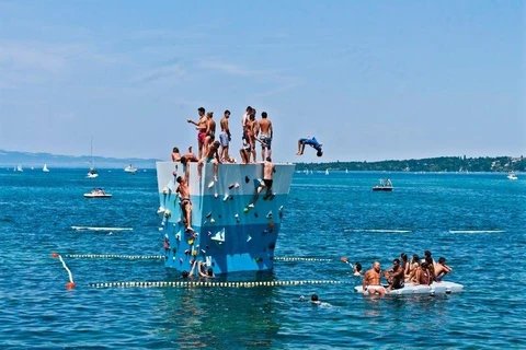 Người dân Thụy Sĩ tắm để chống nắng nóng. (Nguồn: lenews.ch)