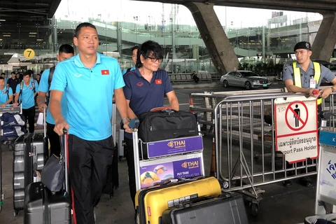 Các cầu thủ Đội tuyển Việt Nam rời sân bay quốc tế Suvarbhumi để lên xe về khách sạn Novotel Impact. (Ảnh: Ngọc Quang/TTXVN)