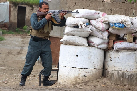 Lực lượng an ninh Afghanistan giao tranh với các tay súng Taliban tại tỉnh Kunduz. (Ảnh: THX/TTXVN)