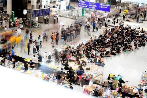 Người biểu tình tập trung tại sân bay quốc tế Hong Kong, Trung Quốc, ngày 11/8/2019. (Ảnh: AFP/ TTXVN)