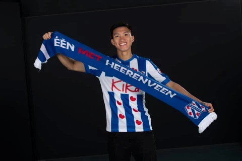 Đoàn Văn Hậu hân hoan ra mắt SC Heerenveen.