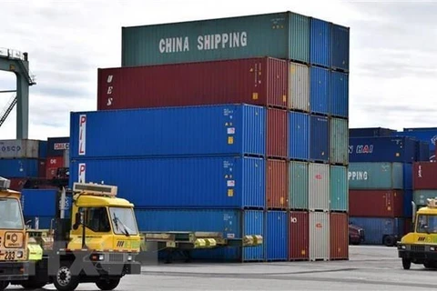 Hàng hóa Trung Quốc được xếp tại cảng ở Long Beach, California, Mỹ. (Nguồn: THX/TTXVN)