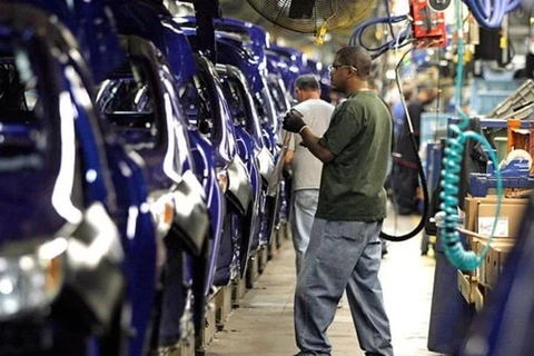 Công nhân làm việc ở một xưởng lắp ráp ôtô của Mỹ. (Nguồn: ksat.com)